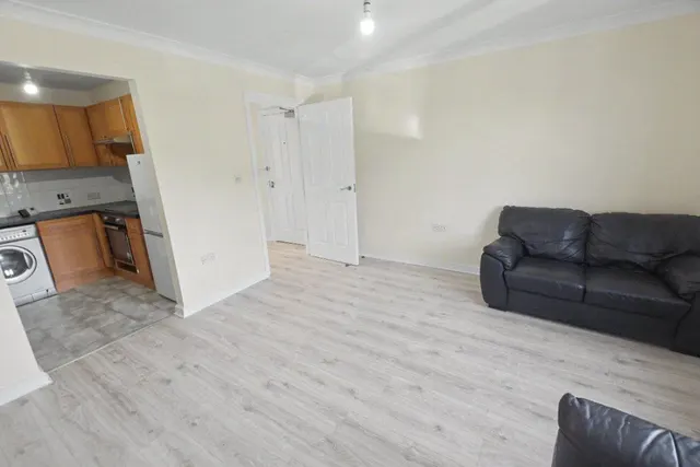 Stanningley Road, Armley, LS12, photo 3