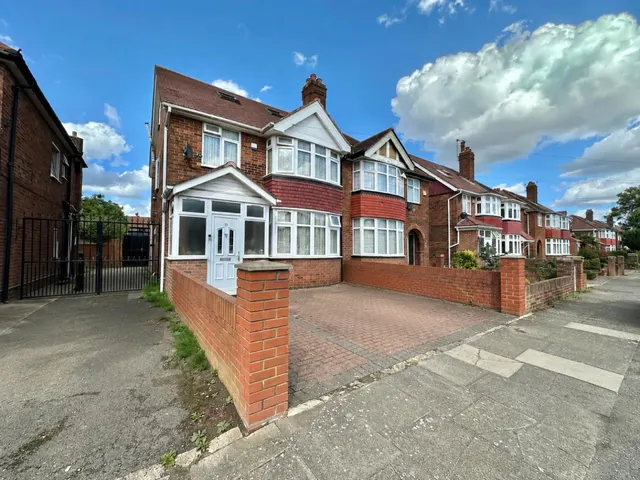 Stirling Road, Hayes, UB3, photo 1