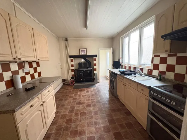 College Street, Ammanford, SA18, photo 2
