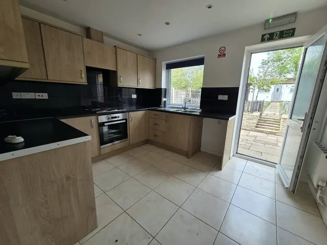 Photo 3 — 6 Bedroom Bungalow, Harwich Road, Colchester, CO4
