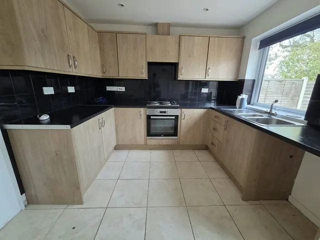 Photo 2 — 6 Bedroom Bungalow, Harwich Road, Colchester, CO4
