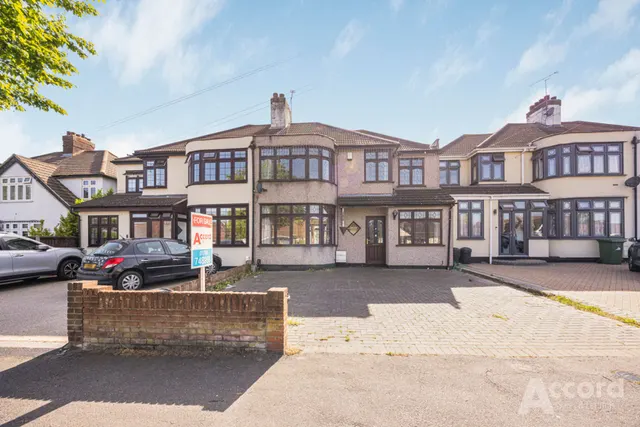 Pettits Lane North, Romford, RM1, photo 1