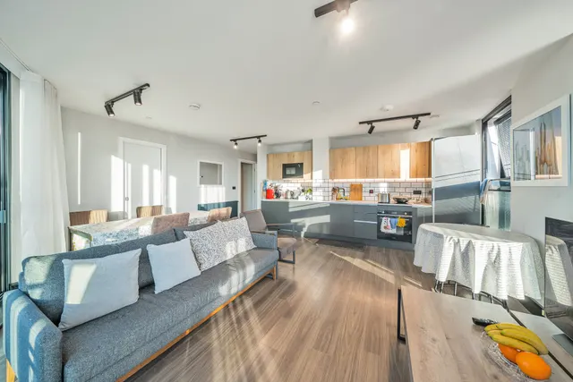 Photo 2 — Flat 503, 153 Tower Bridge Road, London