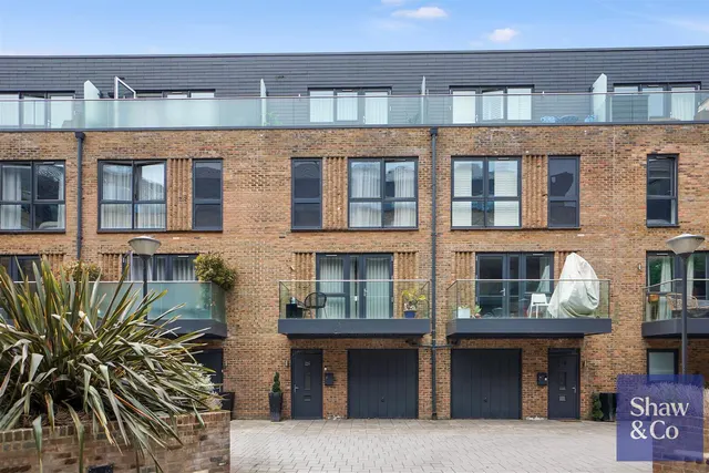 Swan Street, Old Isleworth, photo 1