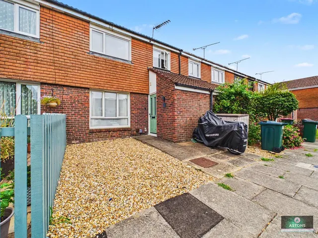 Beaumont Close, Ifield West, photo 1