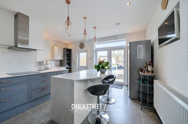 Photo 3 — Babington Road, Hornchurch, Greater London, RM12 4AR
