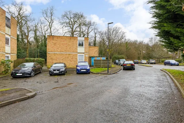 Photo 3 — Brockhurst Close, Stanmore, HA7