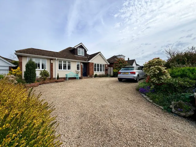 Sedgmoor Gardens, Flackwell Heath HP10 9AR, photo 1