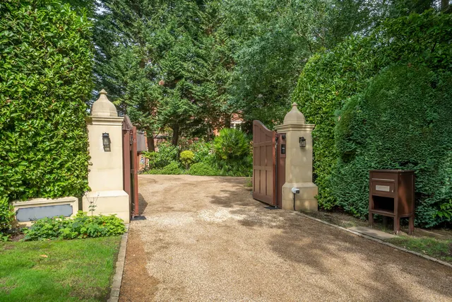 East Road, St George's Hill, KT13, photo 2
