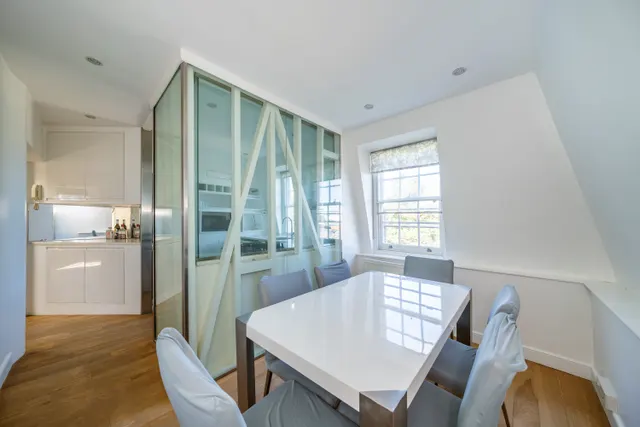 Clapham Common North Side, London, SW4, photo 2