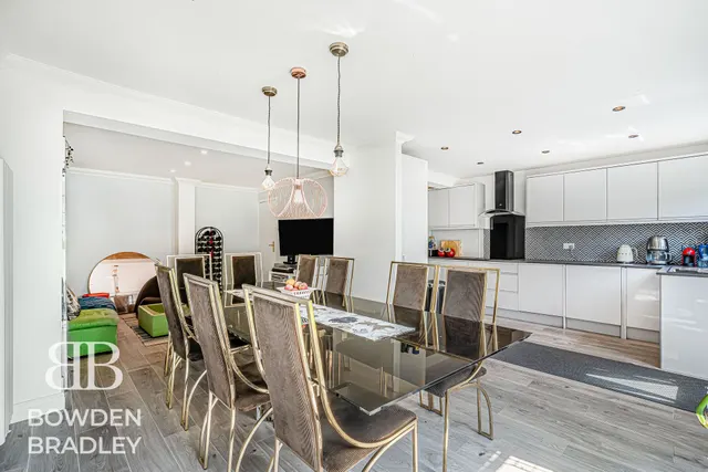 Photo 3 — Heatherley Drive, Clayhall, IG5