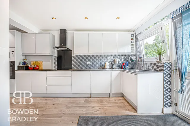 Photo 2 — Heatherley Drive, Clayhall, IG5