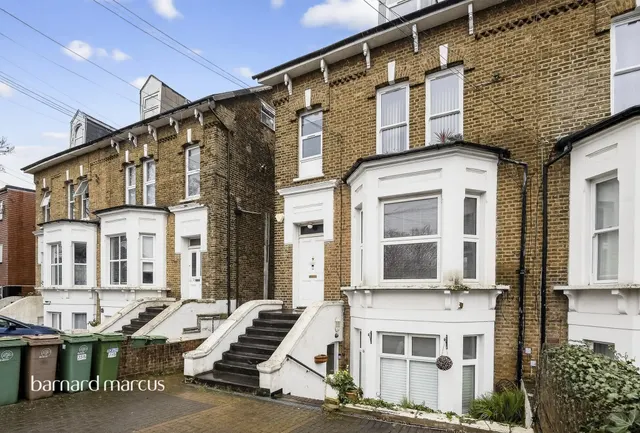 Clarendon Road, Wallington, photo 1