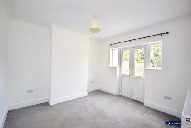 Photo 3 — Weald Way, Romford, RM7