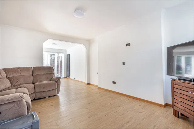 Photo 2 — Edgmond Close, Winyates West, Redditch, Worcestershire, B98 0JQ
