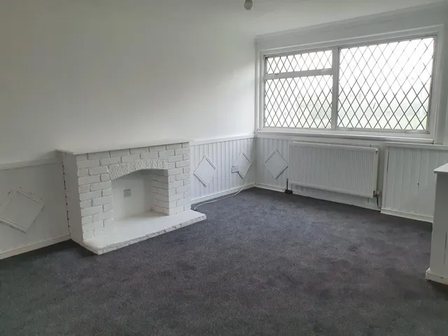 Photo 2 — Thrales Close, Luton, LU3