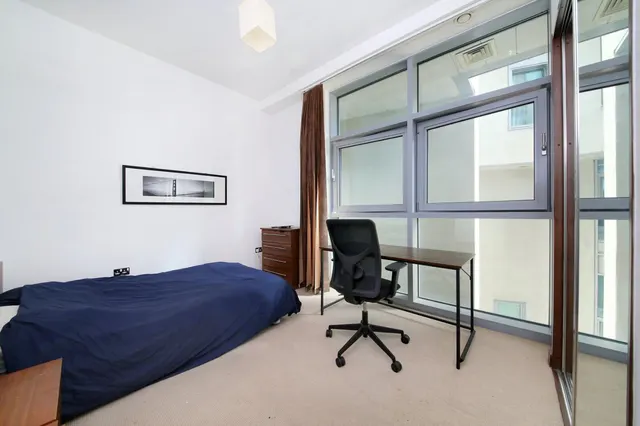 Bridges Court Road, London, SW11, photo 3