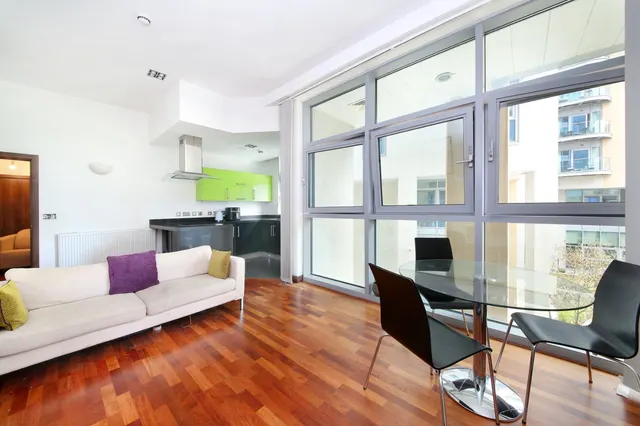 Bridges Court Road, London, SW11, photo 1