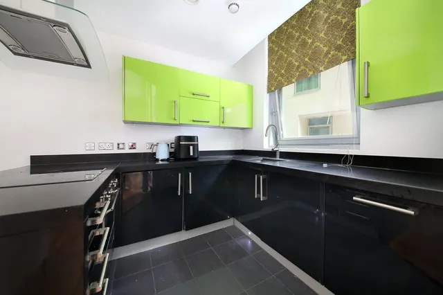 Bridges Court Road, London, SW11, photo 2