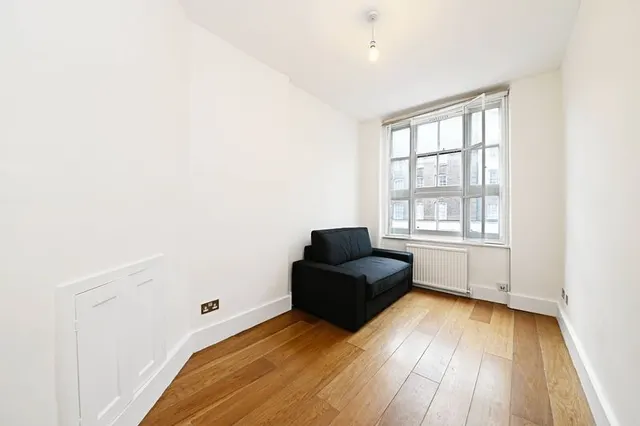 Clerkenwell Road, London, photo 1