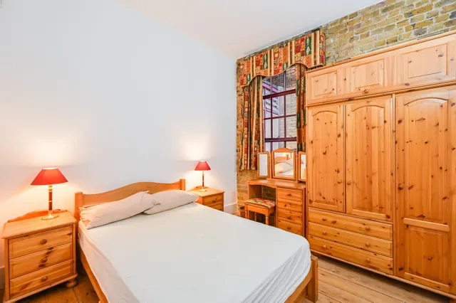 Photo 3 — Flat 4, 18 North Tenter Street, London