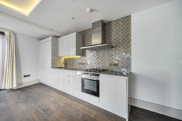 Photo 2 — Flat 3, 14 Roger Street, London