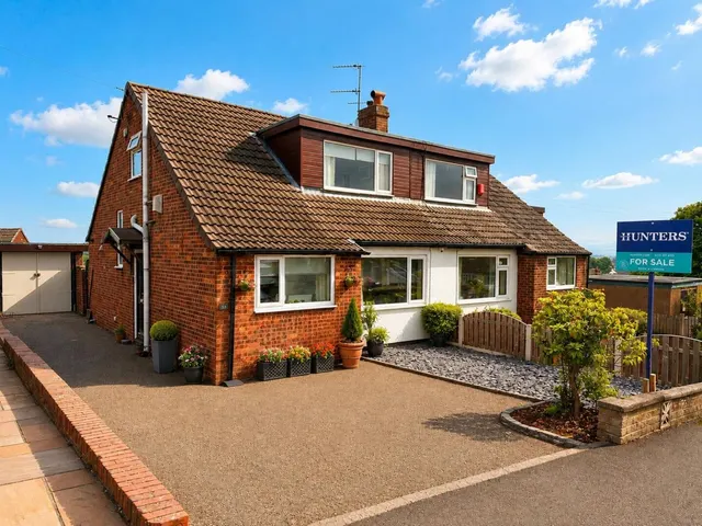 Banksfield Crescent, Yeadon, LS19, photo 1