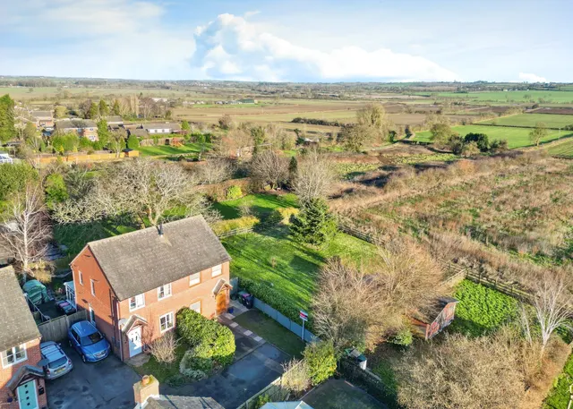 Photo 2 — Hill Crest Farm Close, Warton, Tamworth, Warwickshire, B79