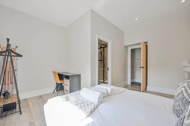 4b Stuart Crescent, London, photo 1