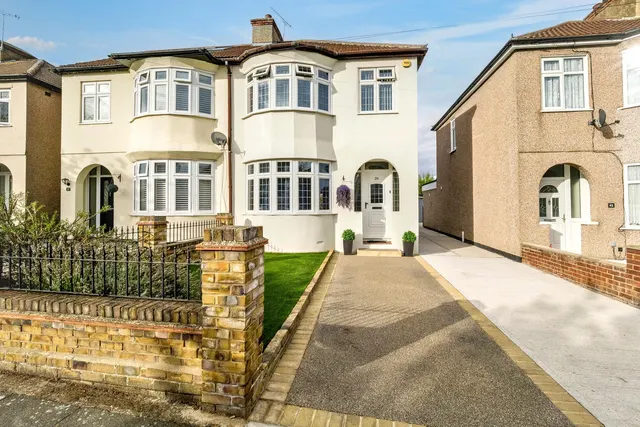 Hornchurch, RM11, photo 1