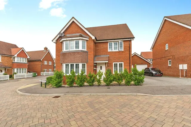 Charman Gardens, Ifield, RH11, photo 1