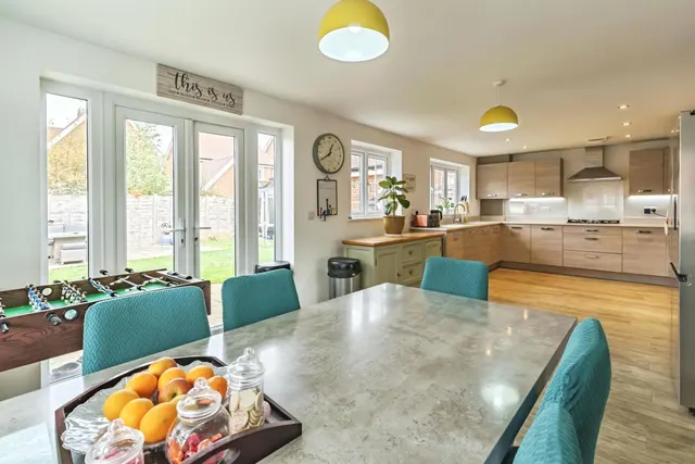 Charman Gardens, Ifield, RH11, photo 3