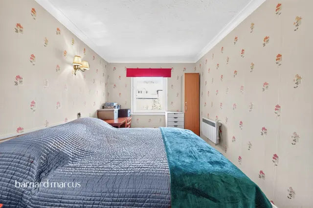 Friern Watch Avenue, London, N12, photo 3