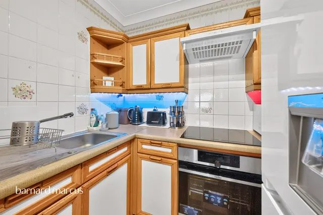 Friern Watch Avenue, London, N12, photo 2