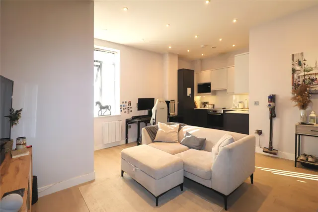 Albert Drive, Woking, GU21, photo 2