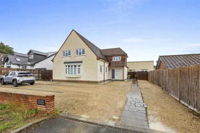 New Pond Road, Holmer Green, HP15, photo 1