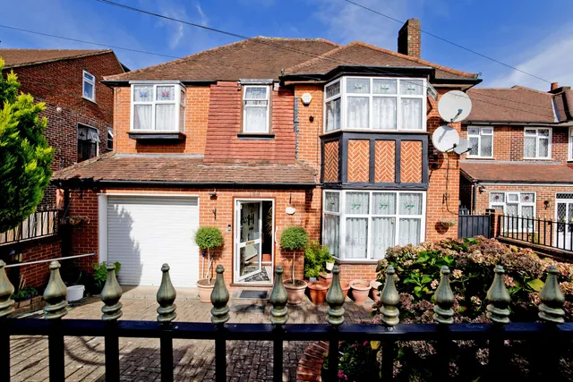 5 bedroom house — Winchmore Hill Road, London, N14 6AR