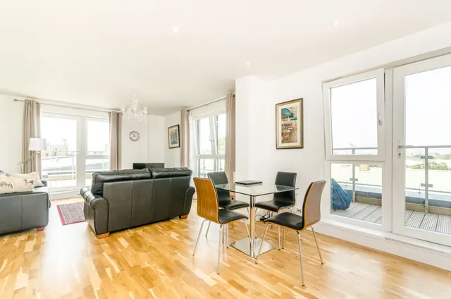 Photo 3 — 18 Monmouth Court, Coopers Road, London