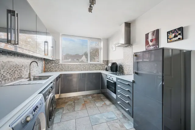 Avenue Road, Epsom, KT18, photo 2
