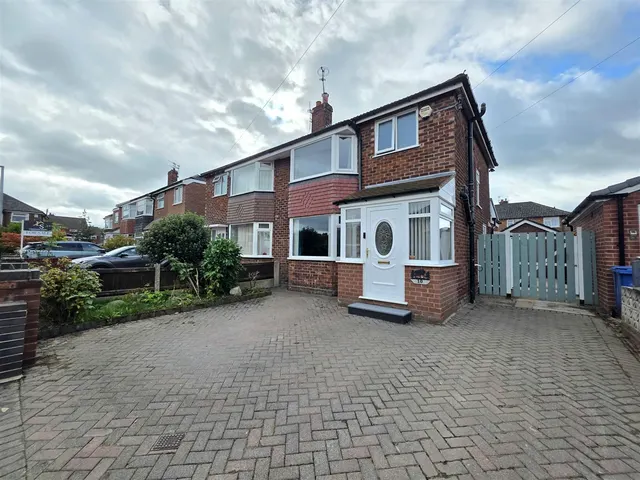 Lydney Avenue, Heald Green, photo 1