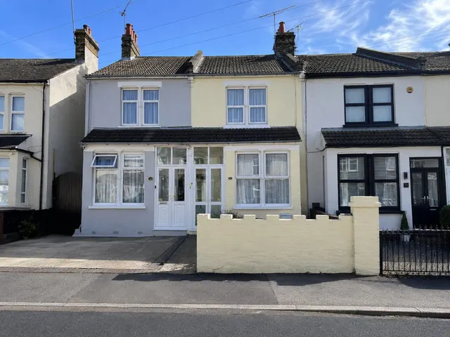 Wakering Avenue, Shoeburyness, SS3, photo 1