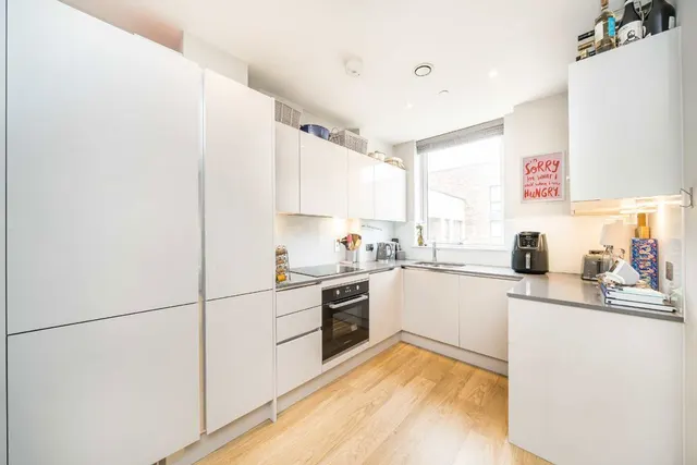 Plough Lane, SW17, photo 2