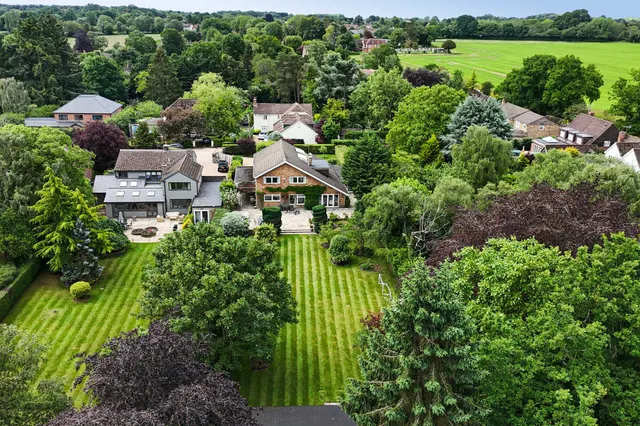 Photo 2 — Broomfield Close, Great Missenden, HP16