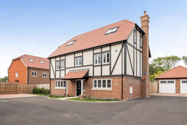 Folders Lane, Burgess Hill, RH15, photo 1