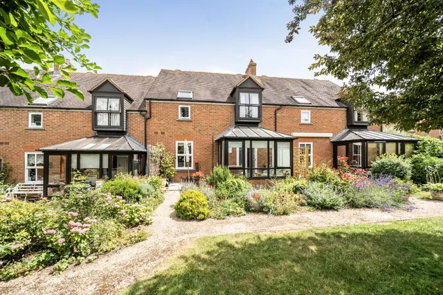 Seymour Place, Odiham, Hook, RG29 1AY, photo 1