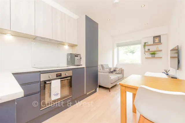 Brighton Road, Redhill, RH1, photo 2