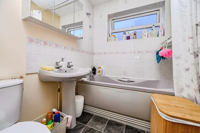 Lambourn Drive, Luton, LU2, photo 3
