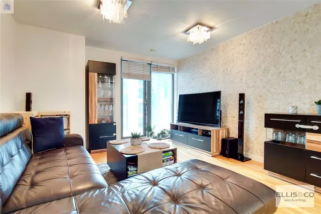 High Road, Wembley, HA9, photo 2
