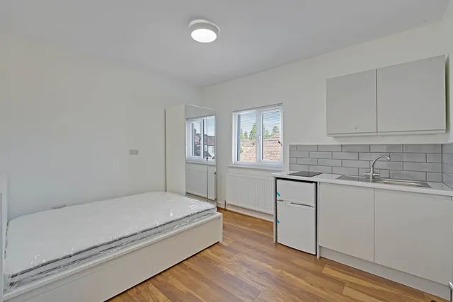The Grove, Greenford, UB6, photo 1