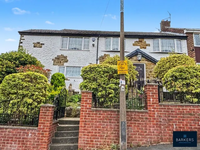 Woodhall Drive, Batley WF17 7SW, photo 1